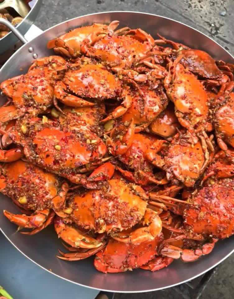 Stir-fried crab with garlic butter